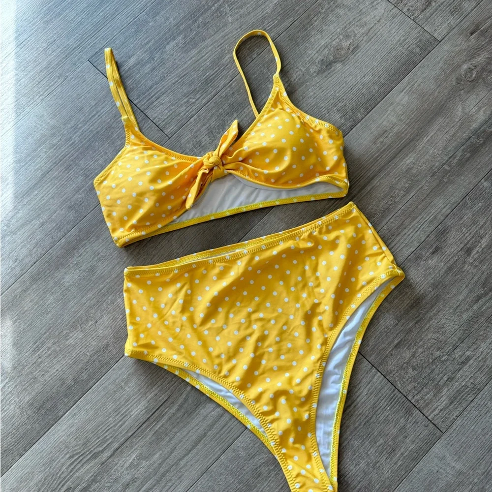 BUNDLE 2 ITEMS FOR $8✨

LAST PRICE🍒🤍 AMAZON polka dot high waist swimming set💛 - Picture 4 of 9